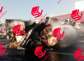 Explota pipa abastecida con gas LP después de chocar con camioneta en la carretera Leon- Silao.