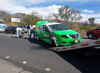 Trailer impactó a taxista en Uriangato y se dio a la fuga.