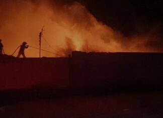Cuantiosos daños materiales causo un incendio en una bodega de material reciclado en Apaseo El Grande.