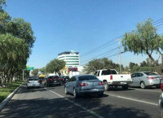 Colapsa Bulevar Aeropuerto. Hasta una hora tardan automovilistas para ingresar a la ciudad de León.