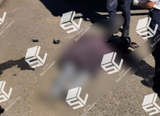 Una mujer murio después de impactar la moto que conducía contra un camión de carga.