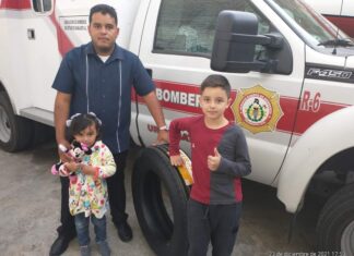Ciudadanos se unen en Uriangato para poner en marcha equipo y ambulancia de bomberos.