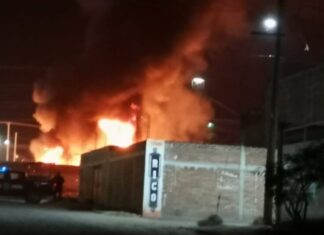 Voraz incendio consume una recicladora de desechos en Valle de Santiago.
