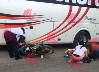 Una familia que viajaban en una motocicleta fue atacada a balazos en Valle de Santiago.