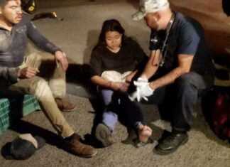 Una pareja que viajaba en motocicleta chocaron por alcance con un vehículo en Valle de Santiago.