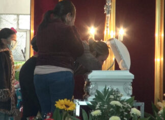 Familiares de menores muertos por balas perdidas en masacre de Silao exigen respuestas a la autoridad.