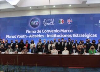 César Prieto participa en firma de convenio Planet Youth, alcaldes e instituciones estratégicas.
