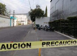 El cuerpo de una mujer asesinada a golpes fue abandonado por fuera de una universidad.