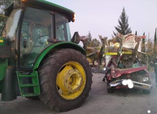 Choque entre tractor y camioneta a en Acámbaro dejo una persona sin vida.