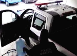 Dan de baja a tres policías por presunto robo de combustible en Guanajuato.