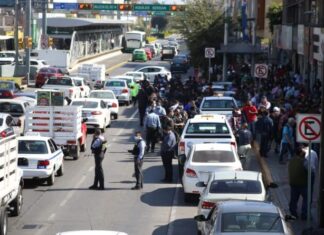 Detienen a 4 choferes de taxis ejecutivos por bloquear el bulevar López Mateos en León.