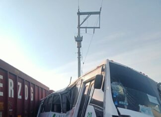 Tren embiste autobús de pasajeros en Celaya, hay un muerto y 17 lesionados.