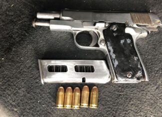 Dos hombres de Parques La Noria detenidos por la portación de arma de fuego en Delta.