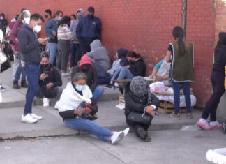 Largas filas se convierten en focos de contagio para alcanzar una prueba de COVID en clínicas del IMSS en Guanajuato.