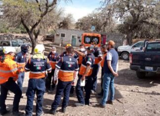 Elementos de protección civil rescatan a madre e hija extraviadas en zona montañosa de San Diego de la Unión.