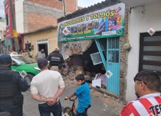 Taxista ebrio choca contra vivienda en Moroleon, se dio a la fuga.