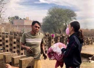 estudiantes del instituto Mendel de Uriangato, estuvieron entregando cobijas a las personas más necesitadas en Yuriria.