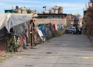 Un hombre fue asesinado dentro de una casa de cartón y madera en Morelia.