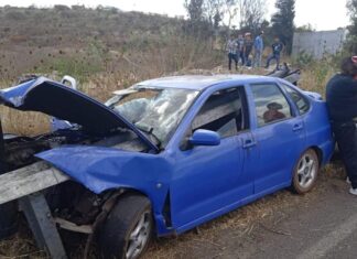 Barra de contención atravesó a un coche en Morelia.