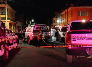 Un hombre fue ultimado a tiros por fuera de una vinatería, en Morelia.