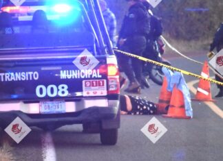 Una mujer perdió la vida luego de que cayera y se derrapara a bordo de su motocicleta en la carretera Moroleón- Piñicuaro.