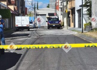 Delincuentes armados balearon a dos hombres para después darse a la fuga en el municipio de Moroleón.