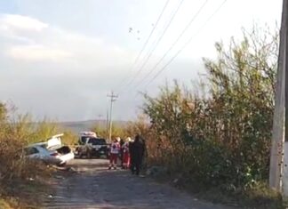 Encuentran los cuerpos sin vida de dos hombres en la cajuela de un auto en el camino de terracería, entre Barlovento y El Pitayo, en Salamanca.