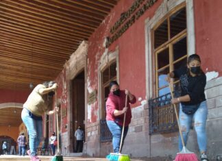 Cumple Servicios Municipales con limpieza y decoración de la ciudad de Salvatierra.