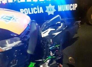 Patrulla atropella a repartidor de comida y policías presionan al lesionado para que les firmen el perdón