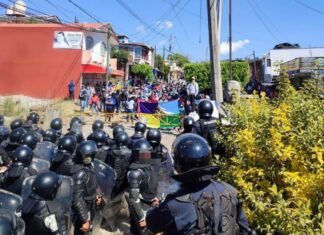 De nueva cuenta se enfrentan policías y maestros en #Caltzontzin; hay 8 policías y 2 guardias nacionales heridos