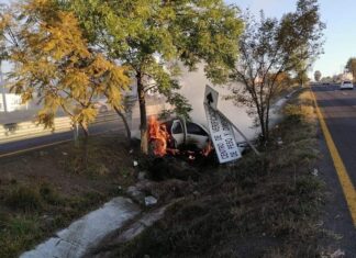 Vuelcan en la carretera y se incendia el vehículo