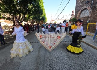 Se lleva a cabo recorrido “Manolas por Siempre” en Salvatierra.