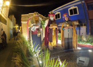 Se lleva a cabo desfile de carros alegóricos en Salvatierra.