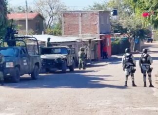 Asegurados cuatro hombres y una mujer en posesión de armas, droga y vehículos robados, en Irapuato.