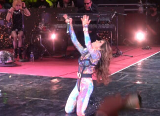 Gloria Trevi se arrodilla ante su publico de León después de dos años de ausencia por la pandemia.