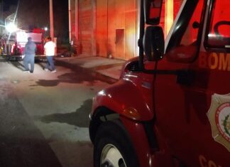 Bomberos de Cortázar controlan incendio en una bodega de fertilizantes.