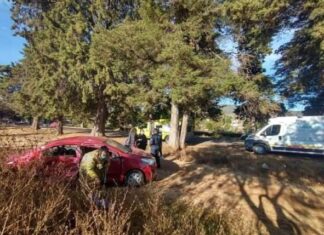 Un choque dejó a una mujer lesionada y atrapada en un vehículo en Morelia.