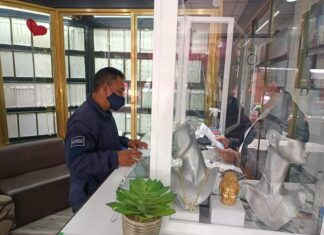 Policía de Valle de Santiago realiza proximidad social en negocios del centro de la ciudad.