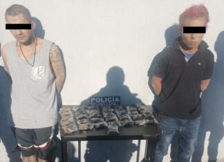 POLICÍA DETIENE A DOS EN POSESIÓN DE PRESUNTA DROGA