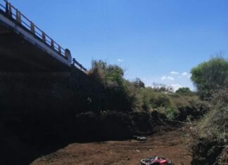 Muere motociclista tras caer de un puente en Panindicuaro Mich.