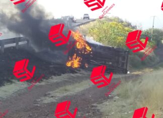 Volcadura en Yuriria, deja cuantiosos daños materiales