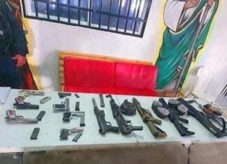 Un arsenal, dinero, droga, celdas de lujo y hasta gallos de pelea fueron encontrados en el penal de Aguaruto en #Sinaloa.