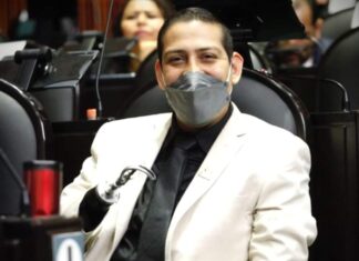 En plena campaña de revocación de mandato, el diputado morenista, Pedro Ortega, se burla de la bandera de México.