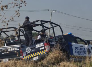 Fuerte movilización policiaca por el robo de una camioneta en Salamanca, hay dos detenidos.
