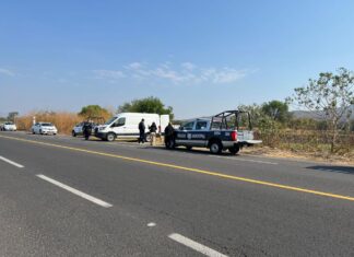 Localizan el cuerpo sin vida de una mujer en la carretera Salvatierra- Acambaro, presentaba visibles huellas de violencia.