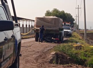 Motociclista se impactan con camion y fallece en Juventino Rosas