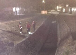 CUERPOS DE EMERGENCIA SALVAN A TRIPULANTES DE VEHICULO QUE CAYÓ A CANAL EN JARAL DEL PROGRESO