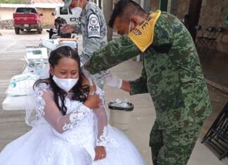 Pareja de novios se vacunan antes de casarse