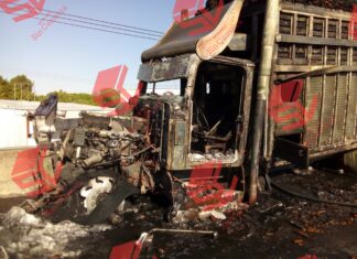 Un camión sin frenos choco contra el muro de contención de la carretera Celaya- Salvatierra, se incendio, el conductor murió calcinado.