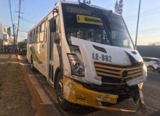 Choque entre una unidad del Ejército y un autobús del transporte público, dejo un saldo de cuatro elementos con lesiones leves.